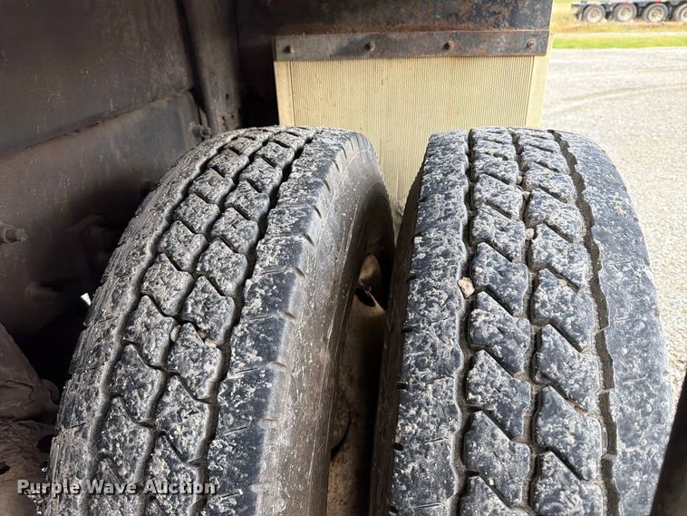 image for item FT6482 2000 Sterling L7500 grapple truck