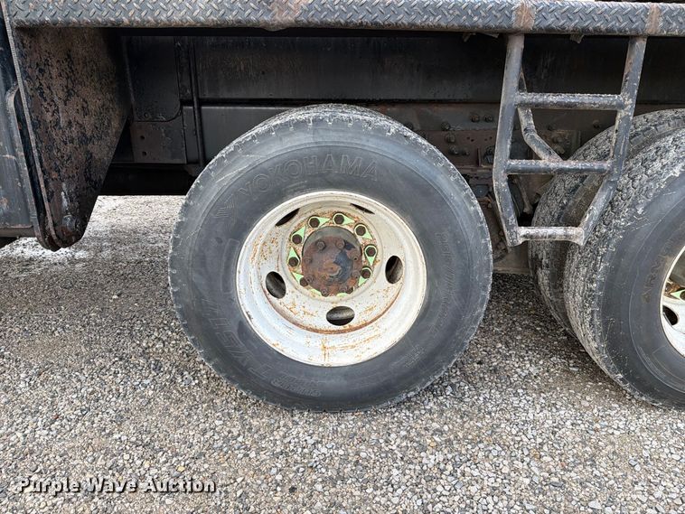 image for item FT6482 2000 Sterling L7500 grapple truck