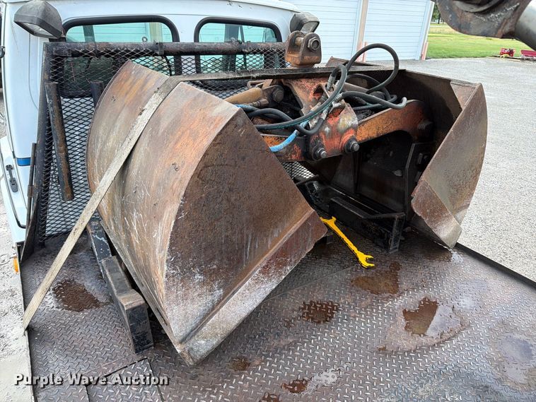 image for item FT6482 2000 Sterling L7500 grapple truck