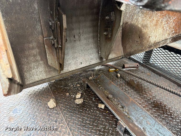 image for item FT6482 2000 Sterling L7500 grapple truck
