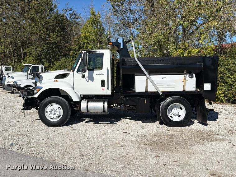 image for item FT6490 2014 International WorkStar 7400 spreader truck