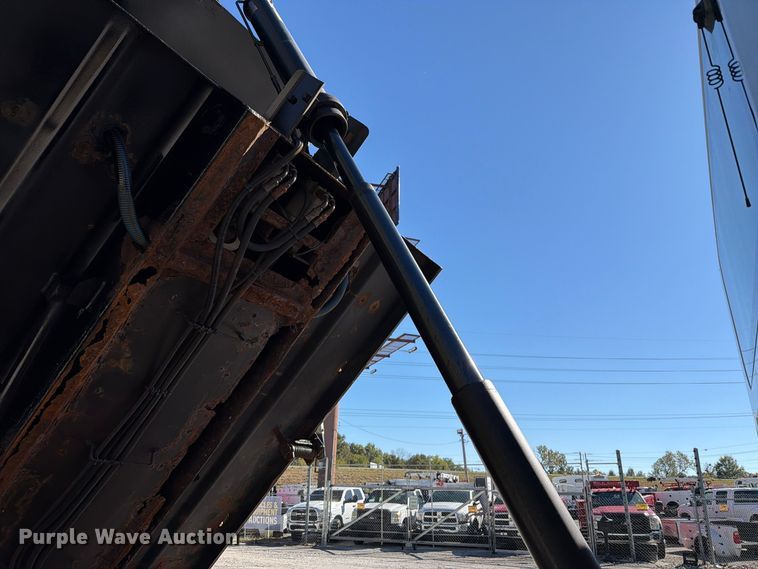 image for item FT6490 2014 International WorkStar 7400 spreader truck