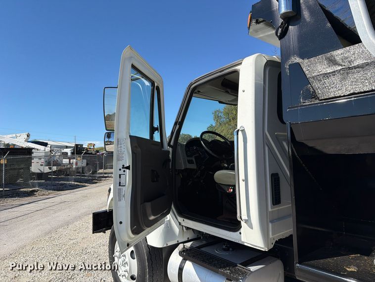 image for item FT6490 2014 International WorkStar 7400 spreader truck