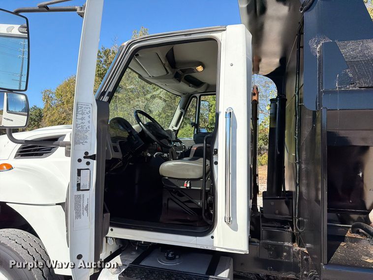 image for item FT6490 2014 International WorkStar 7400 spreader truck