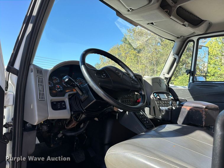 image for item FT6490 2014 International WorkStar 7400 spreader truck