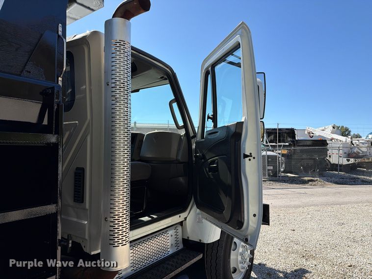 image for item FT6490 2014 International WorkStar 7400 spreader truck