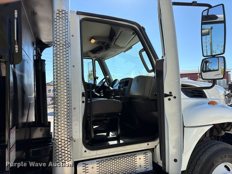 image for item FT6490 2014 International WorkStar 7400 spreader truck