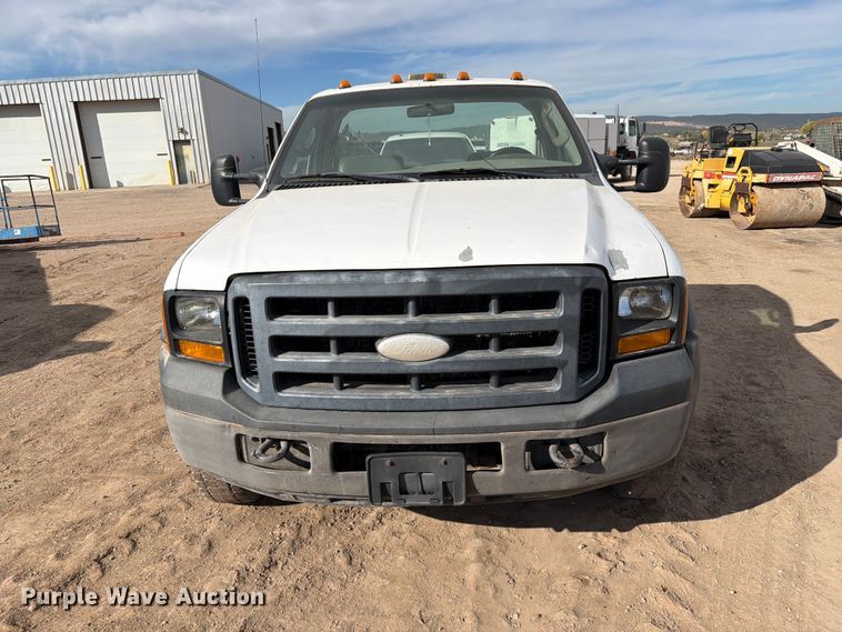 image for item FT6982 2006 Ford F450 truck cab and chassis