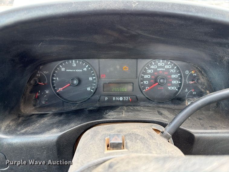 image for item FT6982 2006 Ford F450 truck cab and chassis