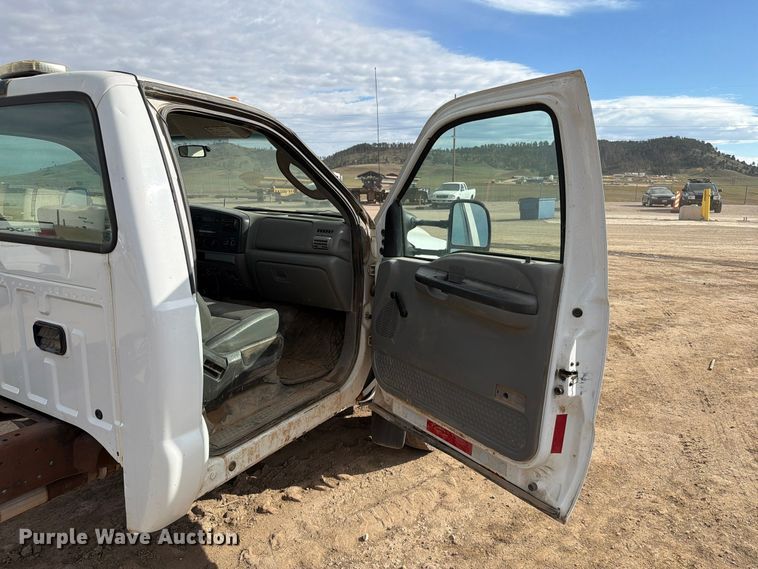 image for item FT6982 2006 Ford F450 truck cab and chassis