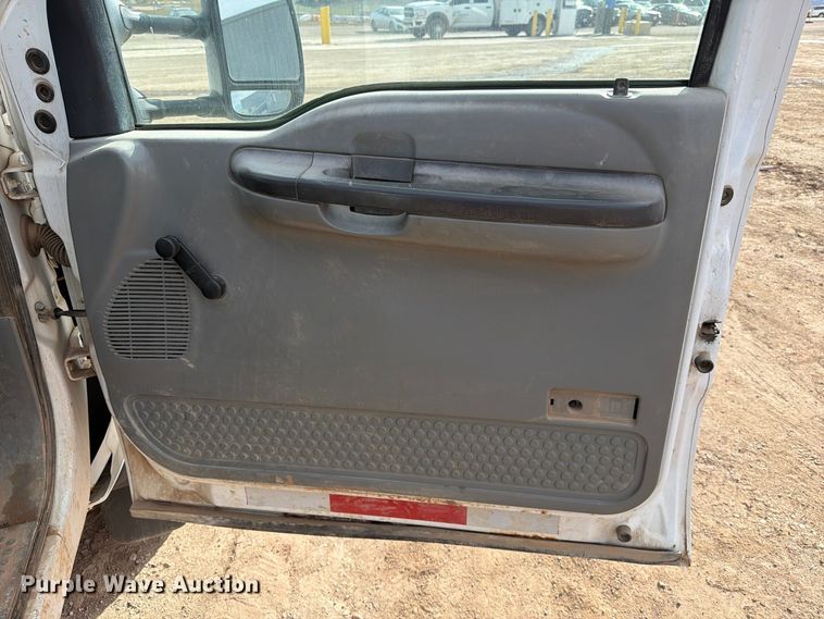 image for item FT6982 2006 Ford F450 truck cab and chassis