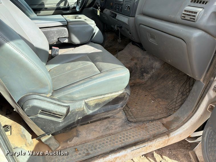 image for item FT6982 2006 Ford F450 truck cab and chassis