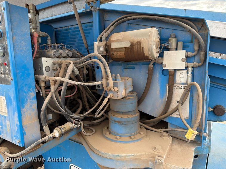 image for item FT6987 2000 Genie S-60 boom lift