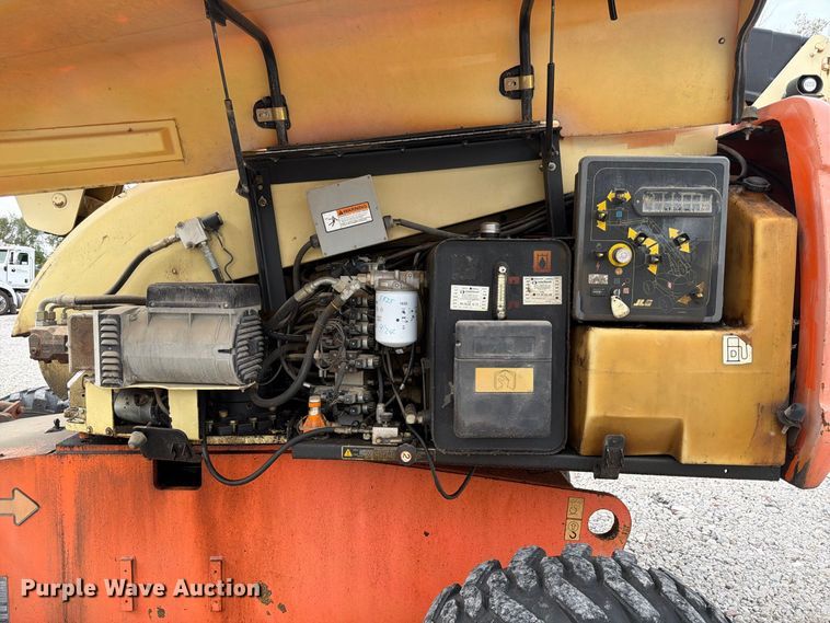 image for item FU0589 1999 JLG 660SJ boom lift
