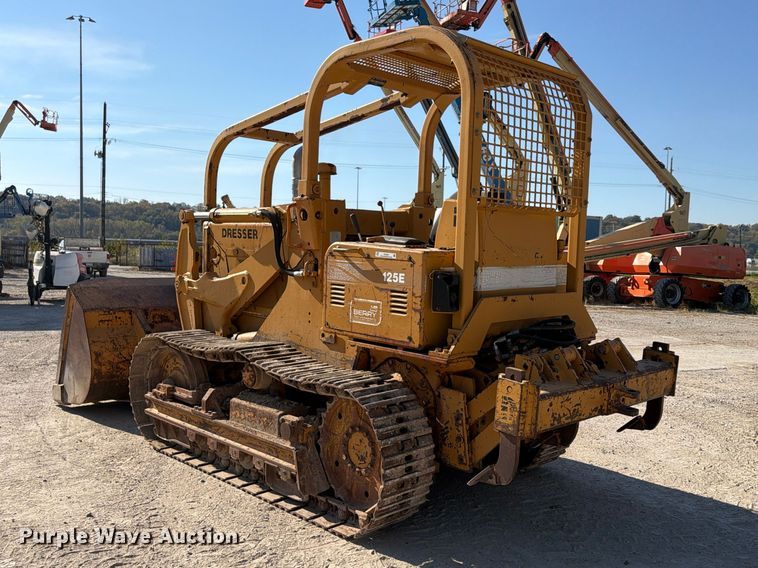 image for item FU4833 1987 Dresser 125E track loader