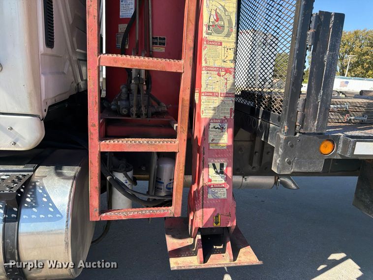 image for item FU6001 2006 International 7600 crane truck