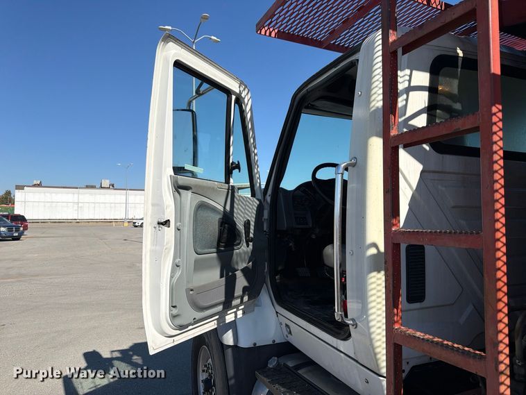 image for item FU6001 2006 International 7600 crane truck