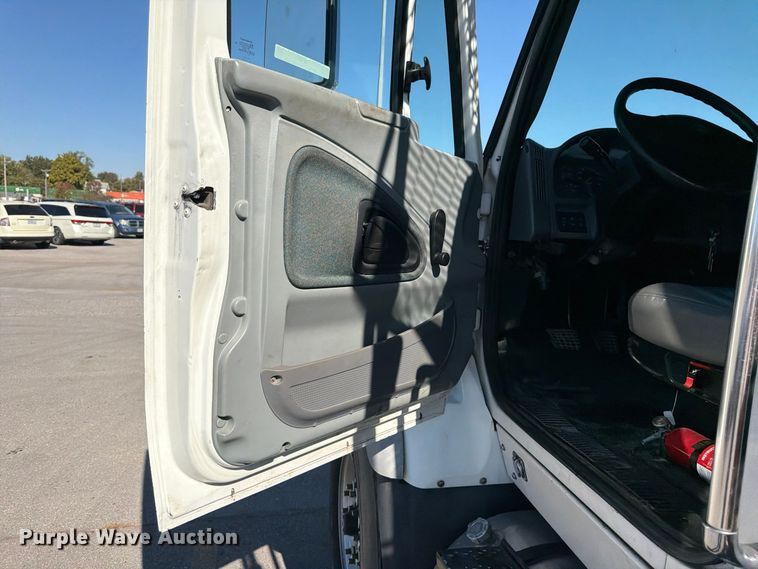 image for item FU6001 2006 International 7600 crane truck
