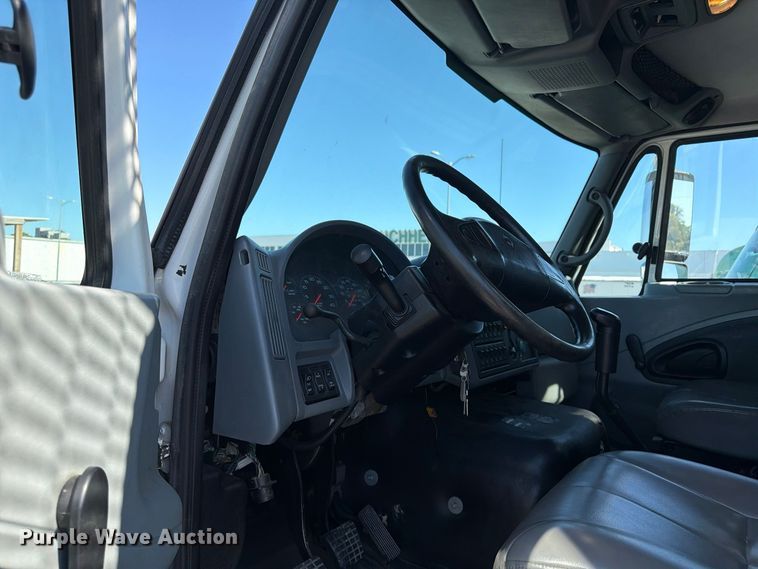 image for item FU6001 2006 International 7600 crane truck
