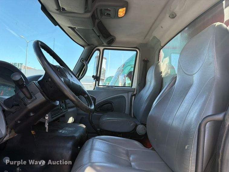 image for item FU6001 2006 International 7600 crane truck