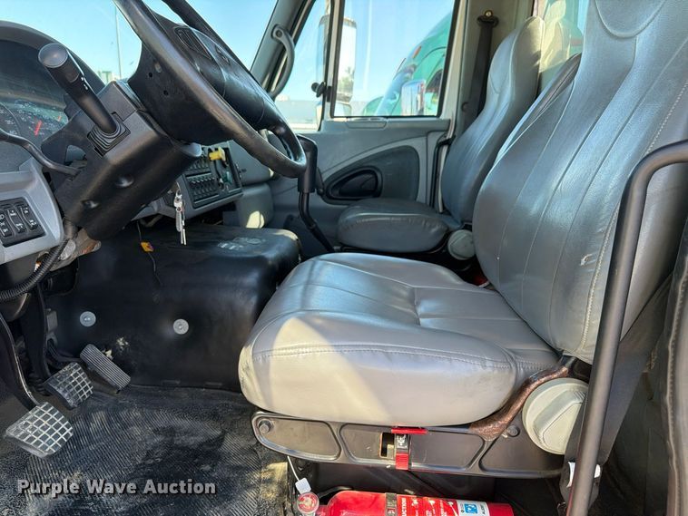 image for item FU6001 2006 International 7600 crane truck