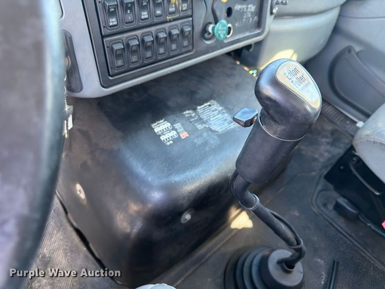 image for item FU6001 2006 International 7600 crane truck