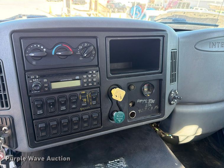 image for item FU6001 2006 International 7600 crane truck
