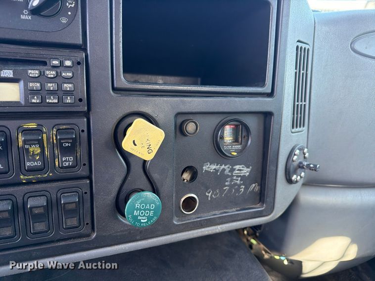 image for item FU6001 2006 International 7600 crane truck