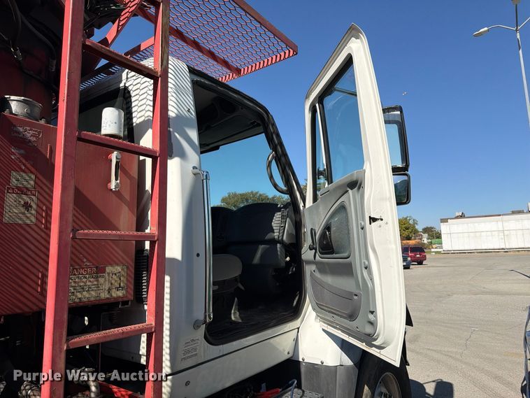 image for item FU6001 2006 International 7600 crane truck
