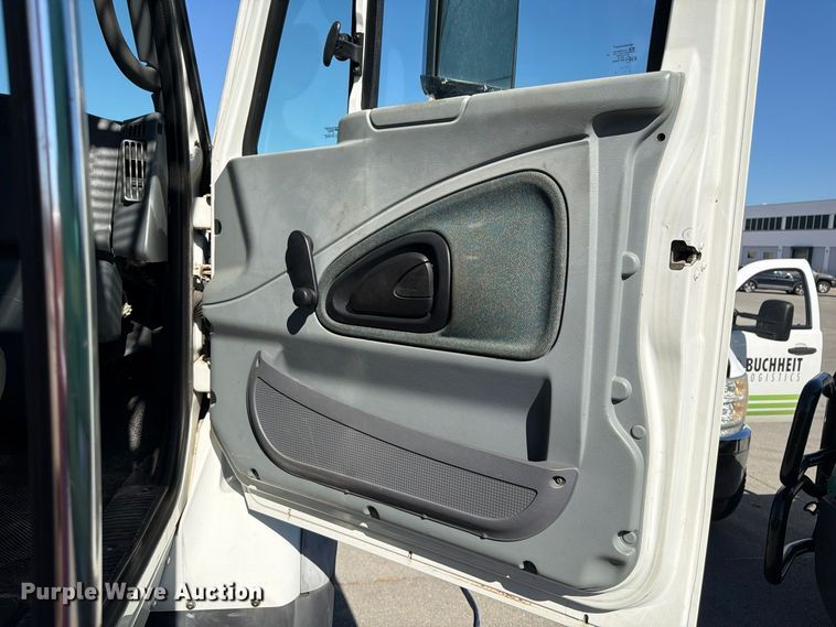 image for item FU6001 2006 International 7600 crane truck