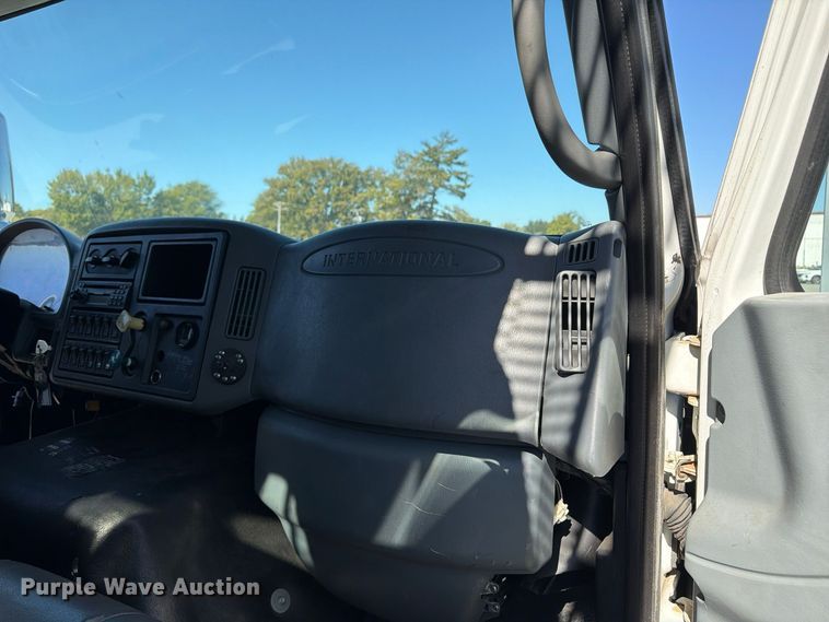 image for item FU6001 2006 International 7600 crane truck