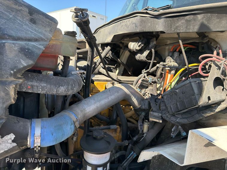 image for item FU6001 2006 International 7600 crane truck