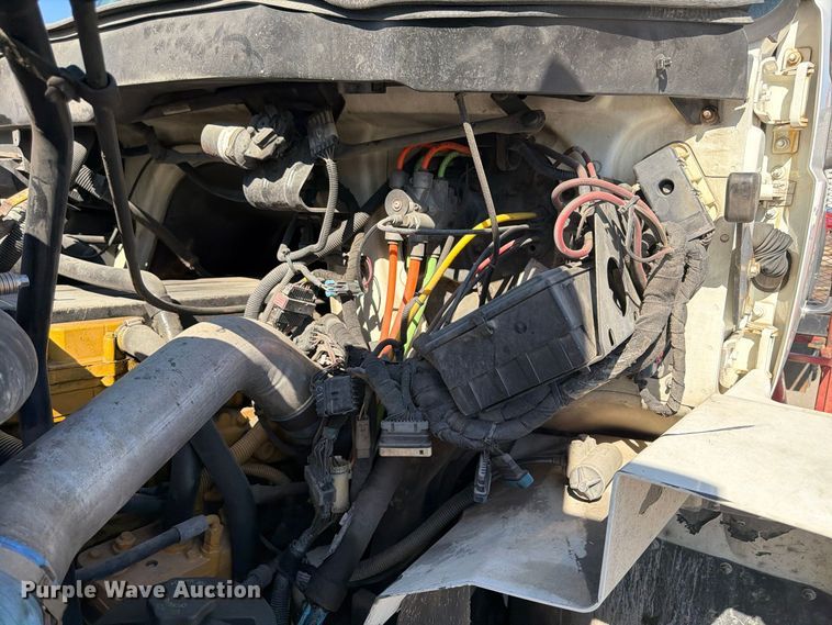 image for item FU6001 2006 International 7600 crane truck