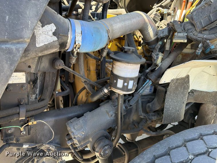 image for item FU6001 2006 International 7600 crane truck