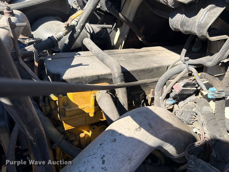 image for item FU6001 2006 International 7600 crane truck