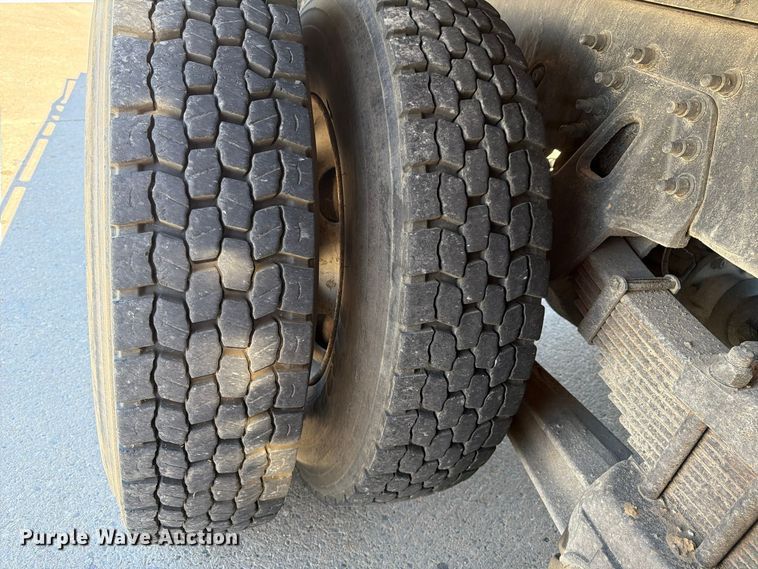 image for item FU6001 2006 International 7600 crane truck