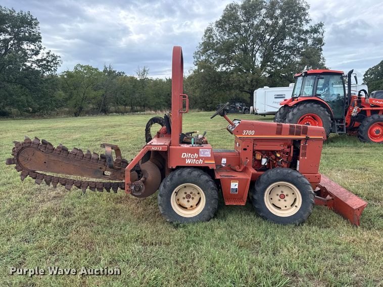 image for item FV2012 2004 Ditch Witch 3700DD trencher