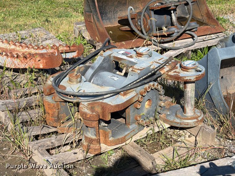 image for item FV4502 Helac Power tilt excavator quick attach