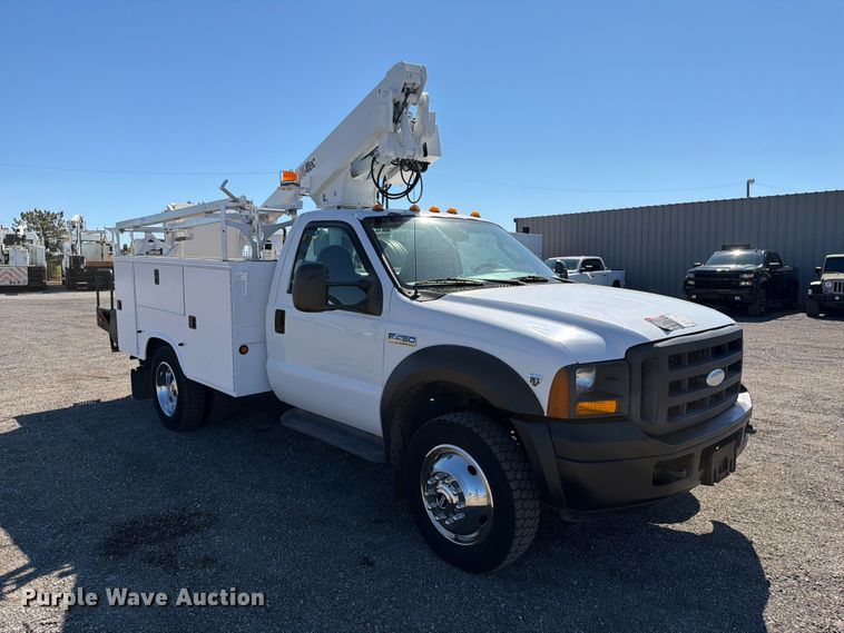 image for item FW3541 2005 Ford F450 Super Duty bucket truck