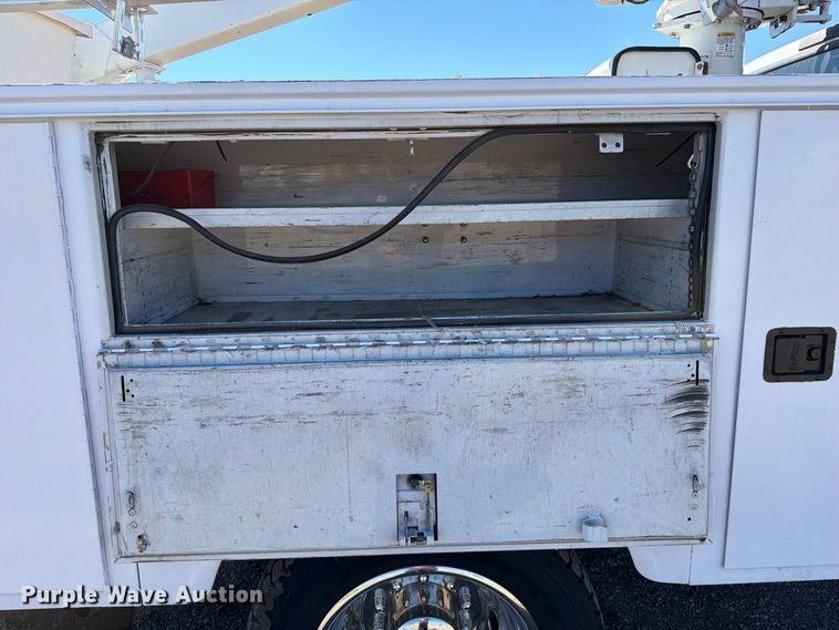 image for item FW3541 2005 Ford F450 Super Duty bucket truck