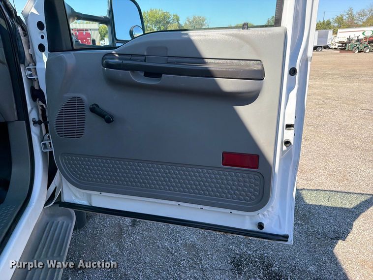 image for item FW3541 2005 Ford F450 Super Duty bucket truck