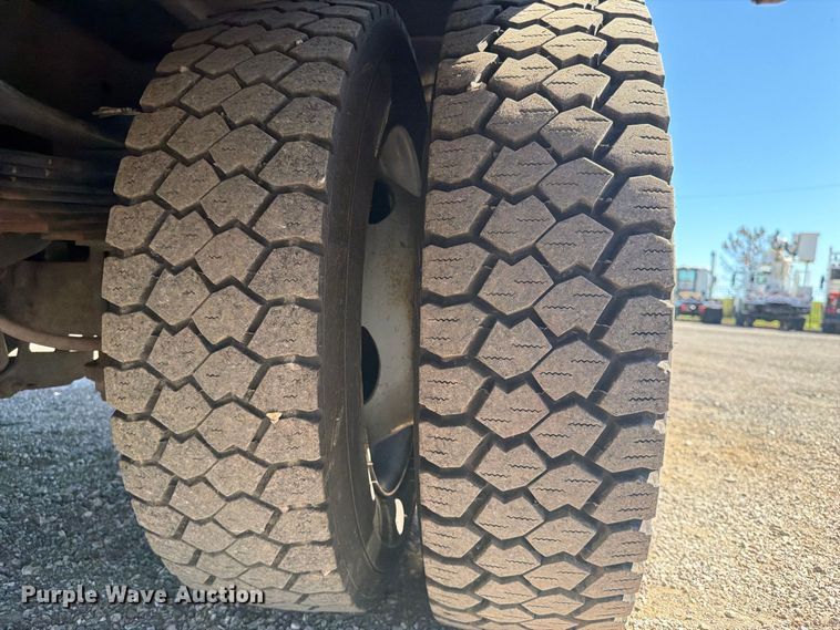 image for item FW3541 2005 Ford F450 Super Duty bucket truck