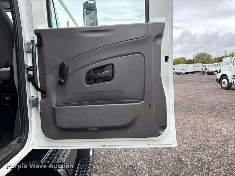 image for item FW3562 2009 International WorkStar 7500 Crew Cab crane truck