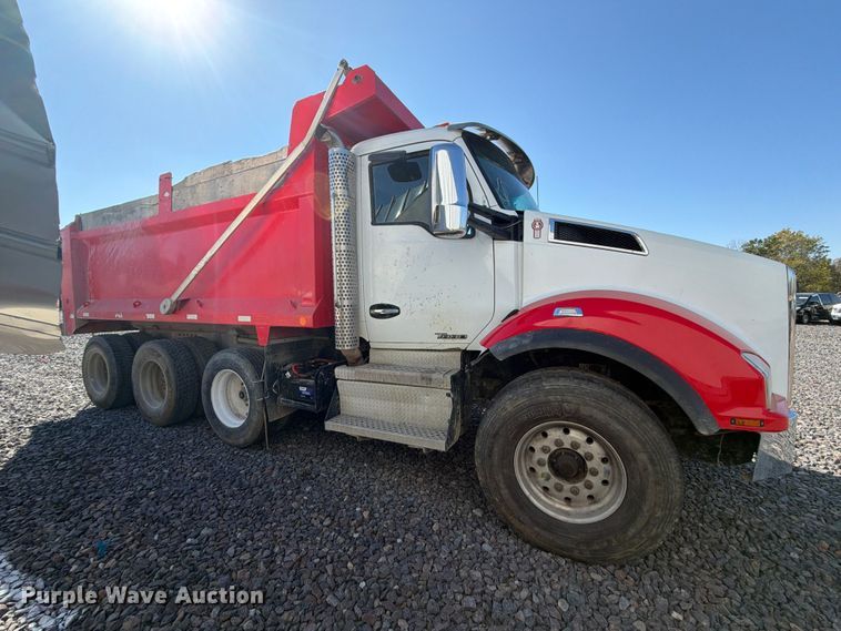 image for item YA1735 2021 Kenworth T880 dump truck