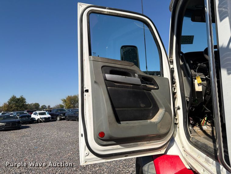 image for item YA1735 2021 Kenworth T880 dump truck