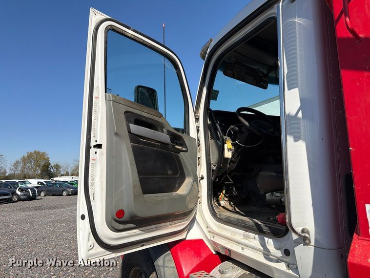 image for item YA1735 2021 Kenworth T880 dump truck
