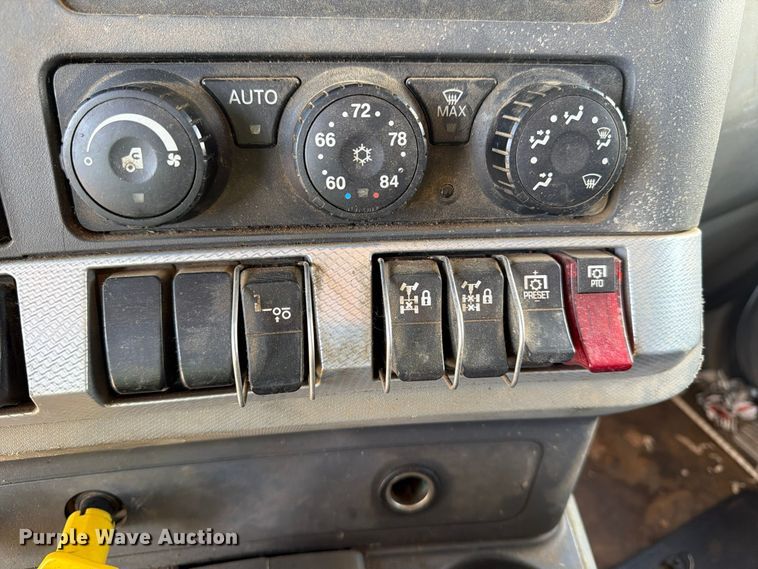 image for item YA1735 2021 Kenworth T880 dump truck