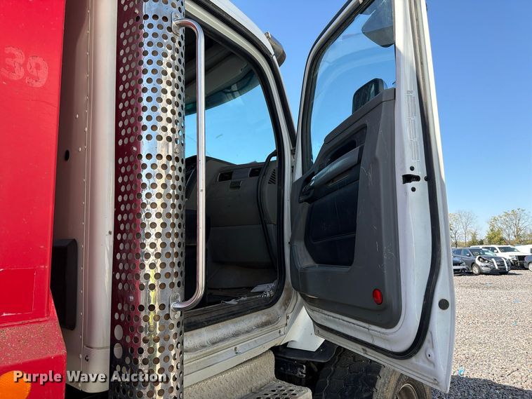 image for item YA1735 2021 Kenworth T880 dump truck