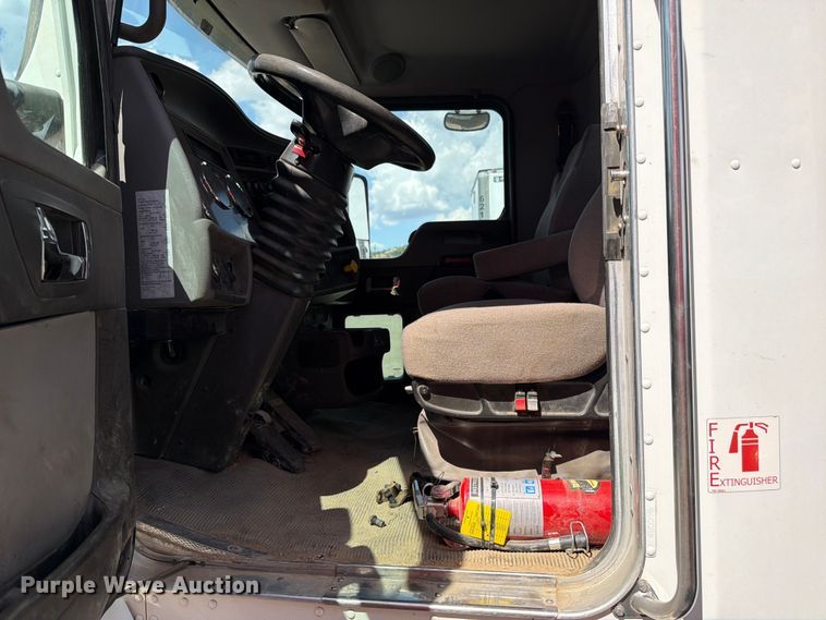 image for item YA3824 2016 Kenworth T370 utility / service truck