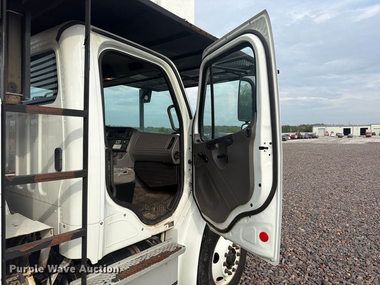 image for item YA4904 2015 Freightliner Business Class M2 forestry bucket truck